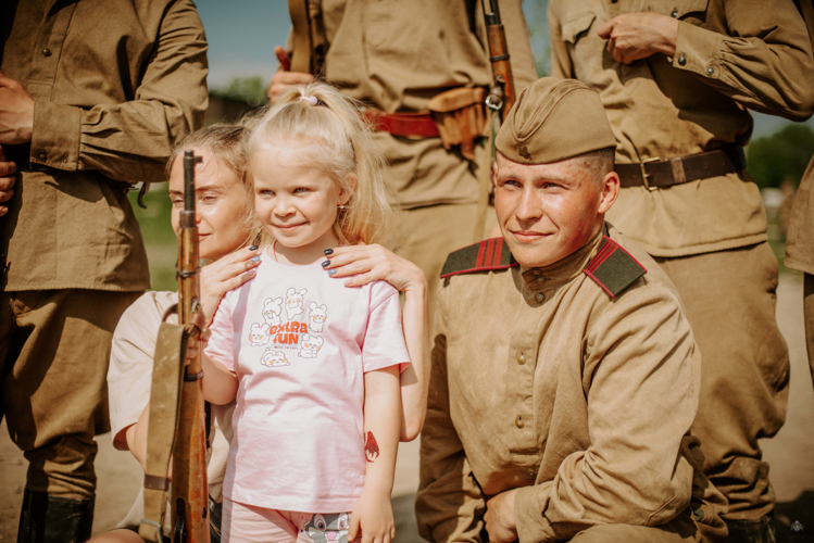 "Последний бой - май 1945"  - курсанты военного института сошлись в смертельной схватке по обе стороны баррикад реконструкции танкового парка "Стальной Десант"