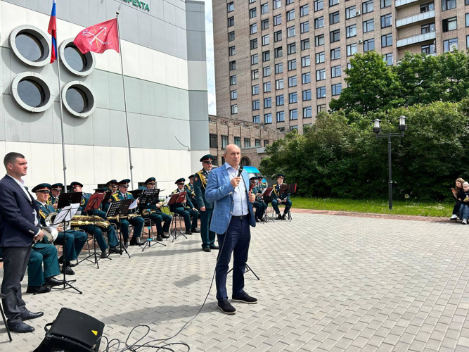 День медицинского работника под аккомпанемент военного оркестра