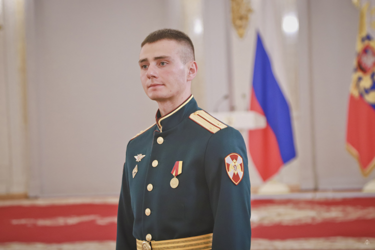 В Георгиевском зале Кремлёвского дворца Президент России встретился с лучшим выпускниками высших военных вузов