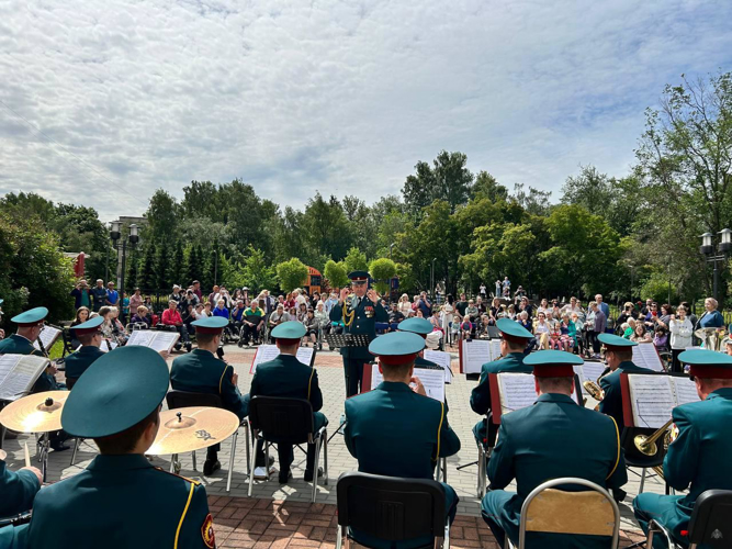 День медицинского работника под аккомпанемент военного оркестра