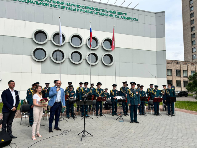 День медицинского работника под аккомпанемент военного оркестра