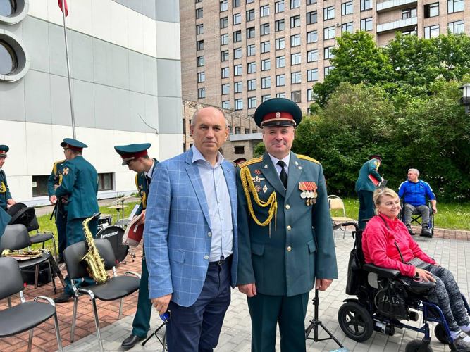 День медицинского работника под аккомпанемент военного оркестра