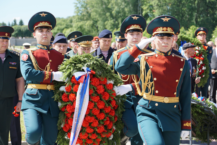 В День памяти и скорби на Пискаревском мемориальном кладбище прошла торжественно-траурная церемония