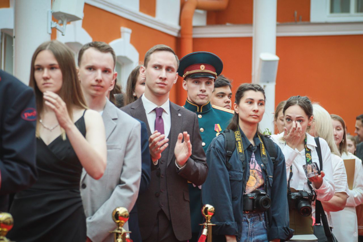 В Атриуме Комендантского дома Петропавловской Крепости поздравили лучших выпускников вузов Санкт-Петербурга