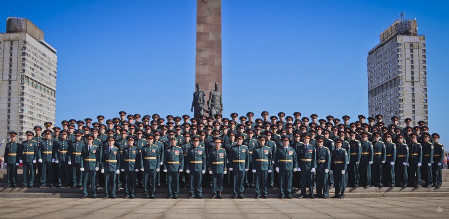 «В добрый путь, выпускники!» на площади Победы прошла торжественная церемония выпуска молодых офицеров Санкт-Петербургского военного института Росгвардии
