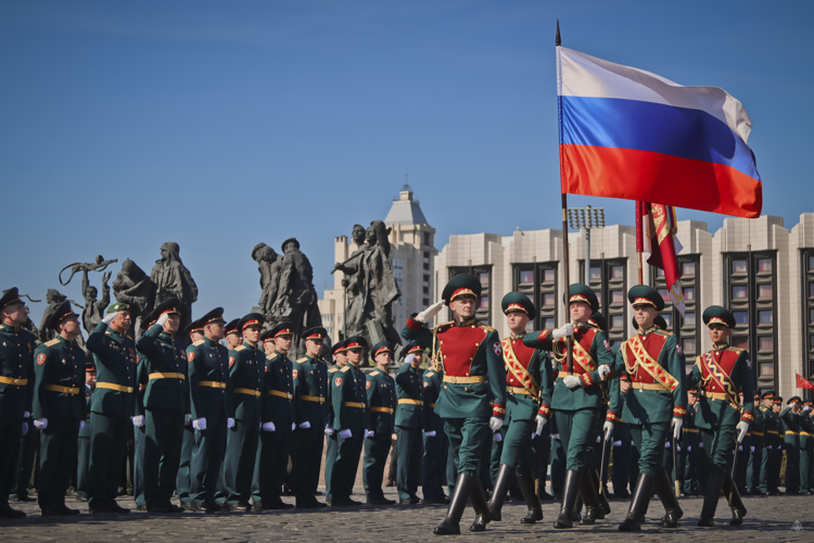 «В добрый путь, выпускники!» на площади Победы прошла торжественная церемония выпуска молодых офицеров Санкт-Петербургского военного института Росгвардии