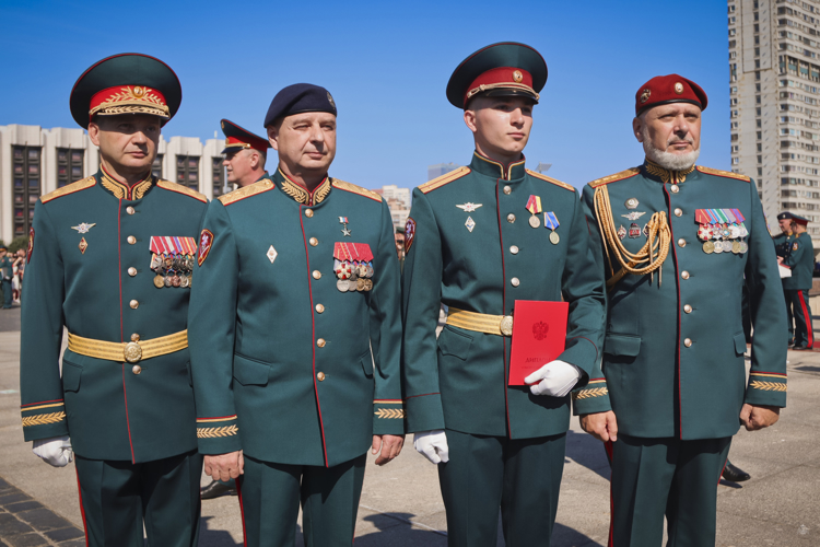 «В добрый путь, выпускники!» на площади Победы прошла торжественная церемония выпуска молодых офицеров Санкт-Петербургского военного института Росгвардии