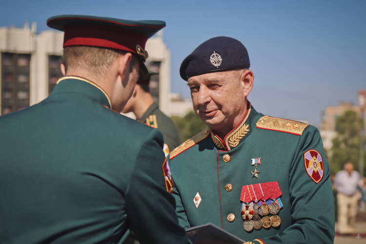 «В добрый путь, выпускники!» на площади Победы прошла торжественная церемония выпуска молодых офицеров Санкт-Петербургского военного института Росгвардии