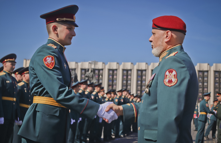 «В добрый путь, выпускники!» на площади Победы прошла торжественная церемония выпуска молодых офицеров Санкт-Петербургского военного института Росгвардии