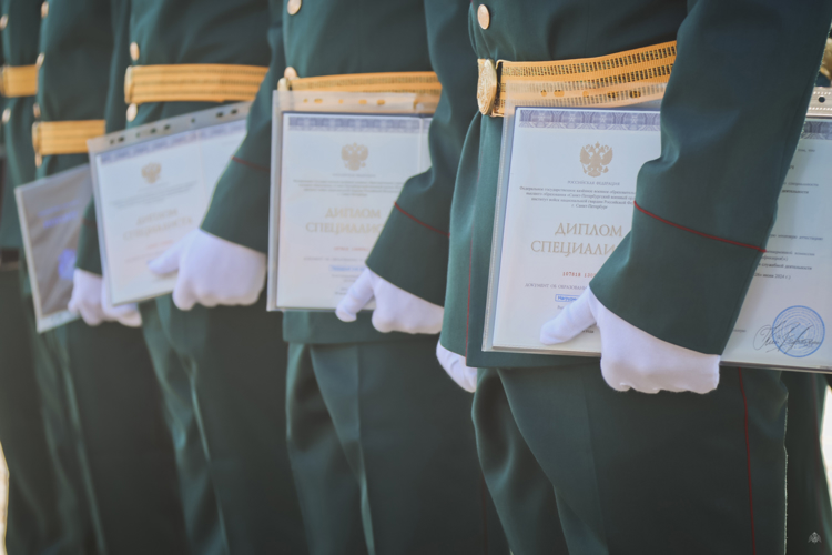 «В добрый путь, выпускники!» на площади Победы прошла торжественная церемония выпуска молодых офицеров Санкт-Петербургского военного института Росгвардии