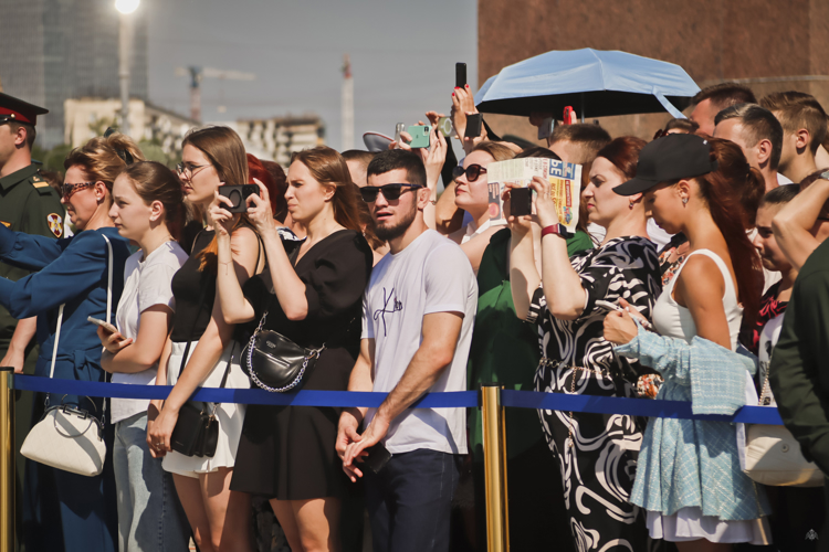 «В добрый путь, выпускники!» на площади Победы прошла торжественная церемония выпуска молодых офицеров Санкт-Петербургского военного института Росгвардии