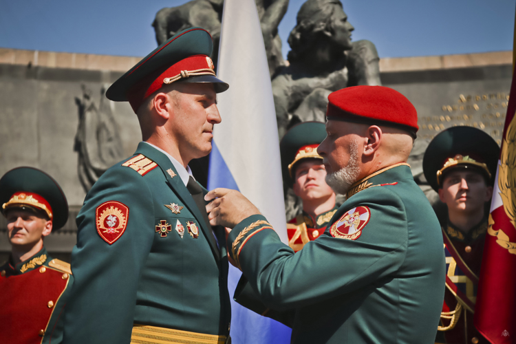 «В добрый путь, выпускники!» на площади Победы прошла торжественная церемония выпуска молодых офицеров Санкт-Петербургского военного института Росгвардии