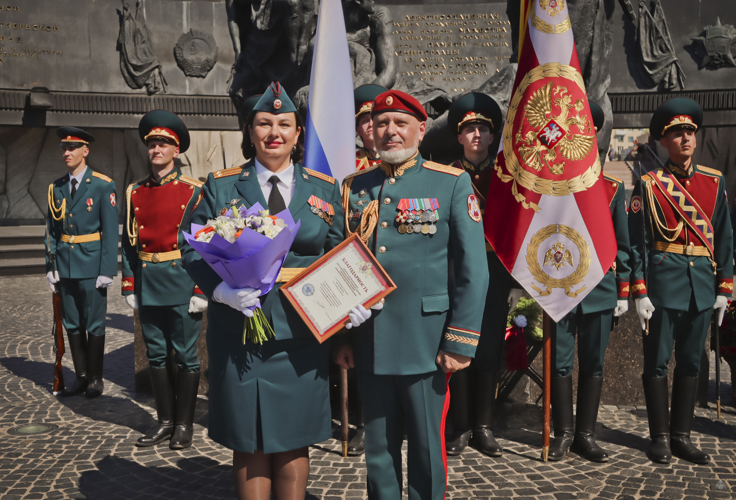 «В добрый путь, выпускники!» на площади Победы прошла торжественная церемония выпуска молодых офицеров Санкт-Петербургского военного института Росгвардии