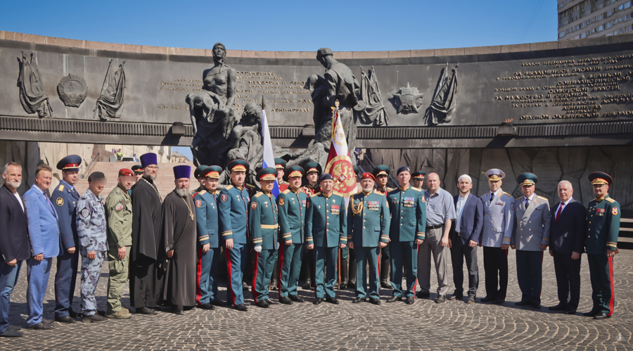 «В добрый путь, выпускники!» на площади Победы прошла торжественная церемония выпуска молодых офицеров Санкт-Петербургского военного института Росгвардии