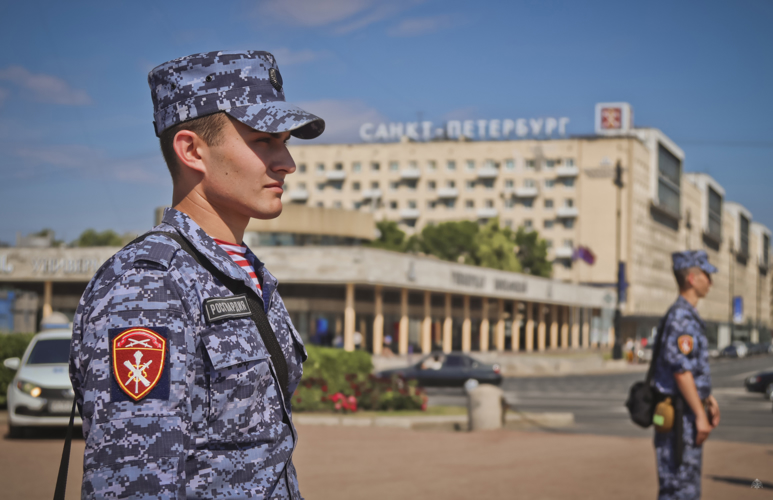 «В добрый путь, выпускники!» на площади Победы прошла торжественная церемония выпуска молодых офицеров Санкт-Петербургского военного института Росгвардии