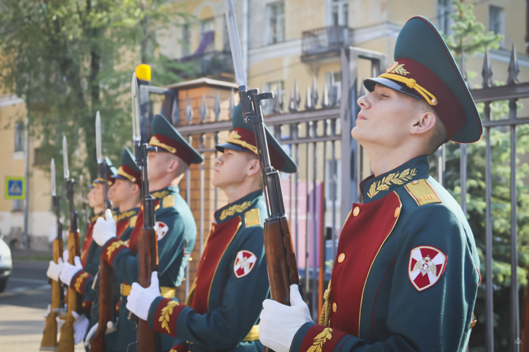 Военный институт принял участие в Божественной Литургии, а также почтил память Дмитрия Донского