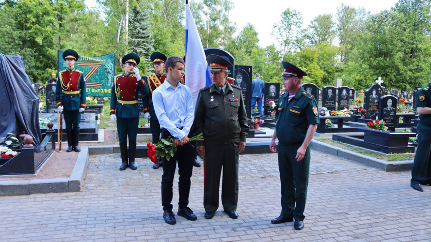 Торжественно-траурная церемония открытия монумента погибшему за свободу и независимость России старшему лейтенанту Андрею Фоменко прошла при участии военного института