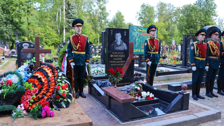 Торжественно-траурная церемония открытия монумента погибшему за свободу и независимость России старшему лейтенанту Андрею Фоменко прошла при участии военного института