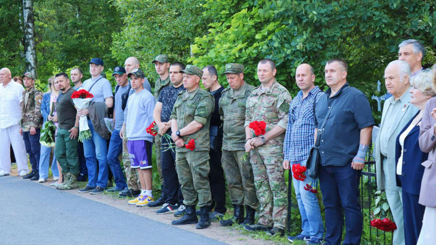 Торжественно-траурная церемония открытия монумента погибшему за свободу и независимость России старшему лейтенанту Андрею Фоменко прошла при участии военного института