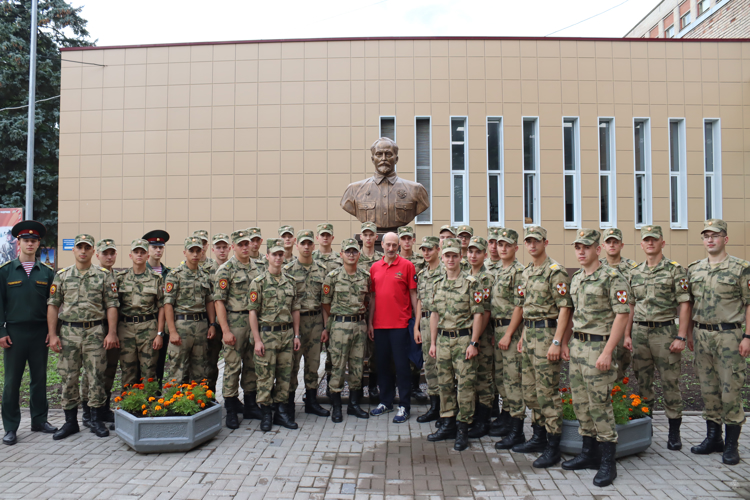 НА СЦЕНЕ КЛУБА ВОЕННОЙ АКАДЕМИИ НАРОДНЫЙ АРТИСТ РОССИИ КАРЭН БАДАЛОВ!