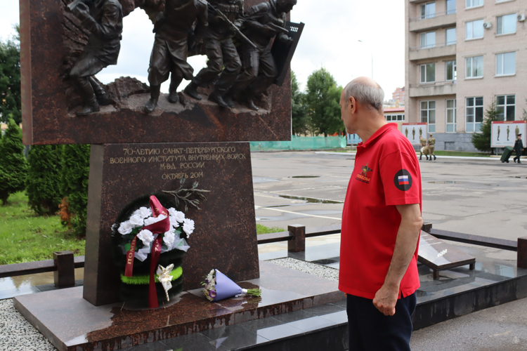 НА СЦЕНЕ КЛУБА ВОЕННОЙ АКАДЕМИИ НАРОДНЫЙ АРТИСТ РОССИИ КАРЭН БАДАЛОВ!