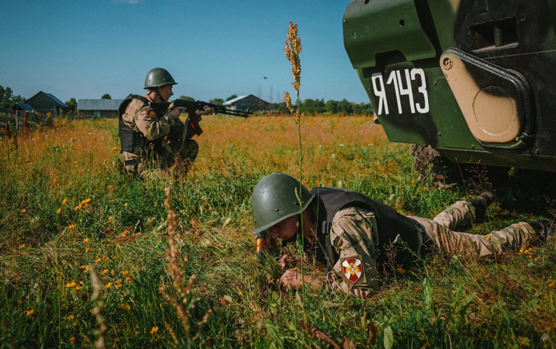 На полигоне учебного центра "Молосковицы" прошла обкатка боевой техникой и первые стрельбы новоиспеченных курсантов военной Академии Росгвардии