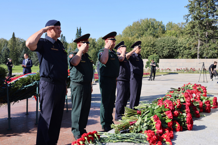 Делегация Росгвардии почтила память погибших в годы блокады Ленинграда