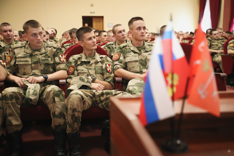 Занятие на тему ответственности военнослужащих за нарушение уставных правил взаимоотношений прошло на территории военной академии Росгвардии