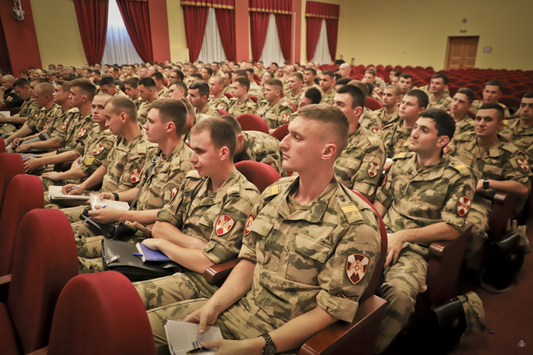 НАЧАЛЬНИК ГЛАВНОГО ВОЕННО-ПОЛИТИЧЕСКОГО УПРАВЛЕНИЯ РОСГВАРДИИ ГЕНЕРАЛ-ЛЕЙТЕНАНТ ДЕНИС ЕРМАКОВ ПРОВЁЛ РАБОЧУЮ ВСТРЕЧУ С ЛИЧНЫМ СОСТАВОМ ВОЕННОЙ АКАДЕМИИ ВОЙСК НАЦИОНАЛЬНОЙ ГВАРДИИ