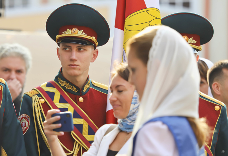 Знаменная группа академии и курсанты третьих курсов обеспечили церемониал встречи почётных гостей мероприятия в Александро-Невской лавре, включая Божественную литургию
