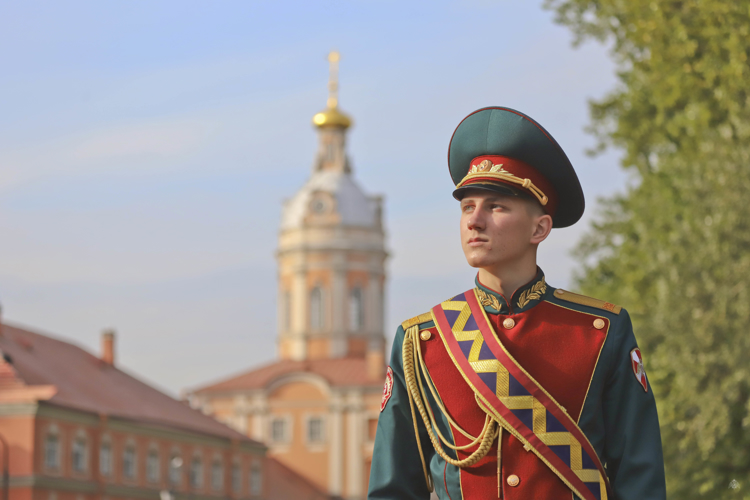Знаменная группа академии и курсанты третьих курсов обеспечили церемониал встречи почётных гостей мероприятия в Александро-Невской лавре, включая Божественную литургию