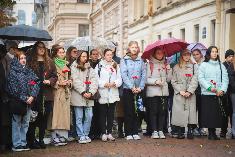   В Санкт-Петербурге прошла акция памяти у памятника "Блокадному учителю"