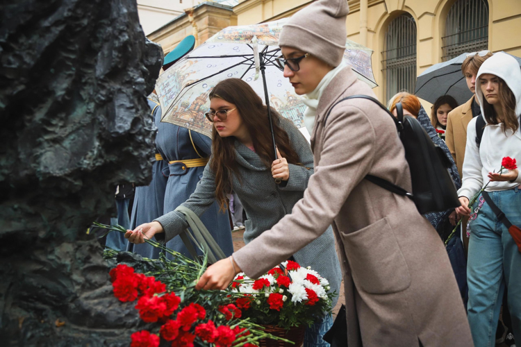  В Санкт-Петербурге прошла акция памяти у памятника "Блокадному учителю"