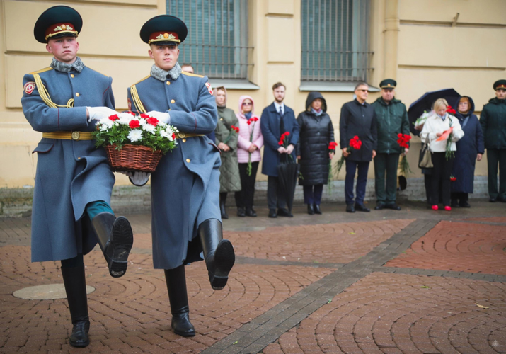   В Санкт-Петербурге прошла акция памяти у памятника "Блокадному учителю"