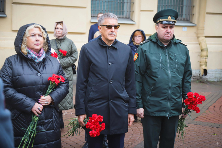   В Санкт-Петербурге прошла акция памяти у памятника "Блокадному учителю"
