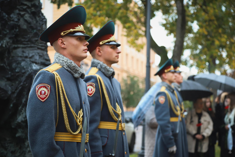   В Санкт-Петербурге прошла акция памяти у памятника "Блокадному учителю"