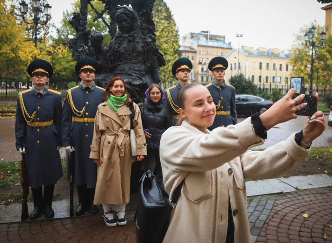   В Санкт-Петербурге прошла акция памяти у памятника "Блокадному учителю"