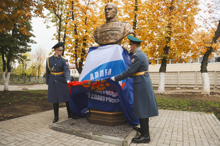 «В памяти поколений» - на территории академии Росгвардии состоялось торжественное открытие бюста Г.К. Жукову