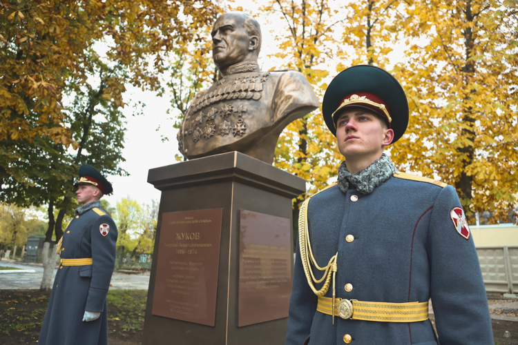 «В памяти поколений» - на территории академии Росгвардии состоялось торжественное открытие бюста Г.К. Жукову