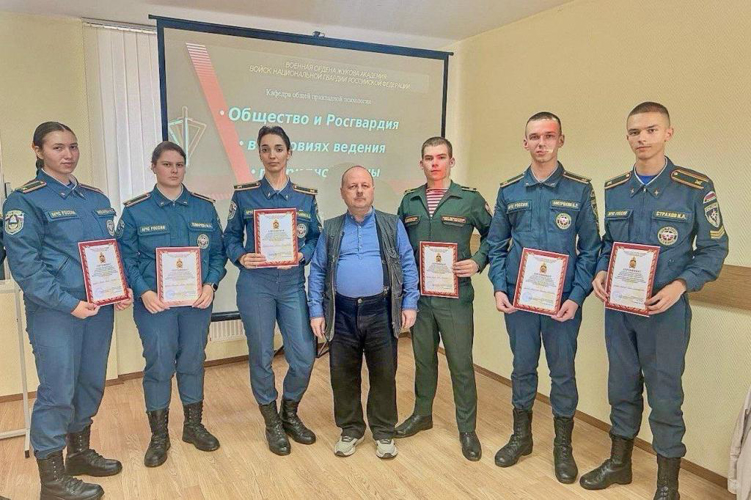 В ходе работы круглых столов курсанты и преподаватели обсудили важные вопросы организации военно-политической работы