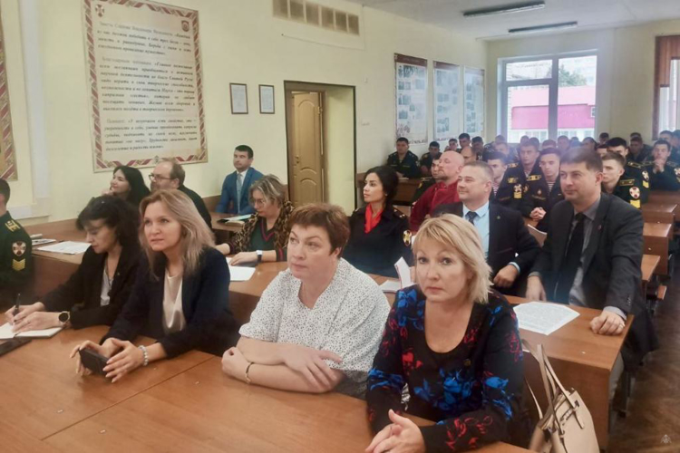 В ходе работы круглых столов курсанты и преподаватели обсудили важные вопросы организации военно-политической работы