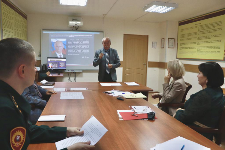 В ходе работы круглых столов курсанты и преподаватели обсудили важные вопросы организации военно-политической работы