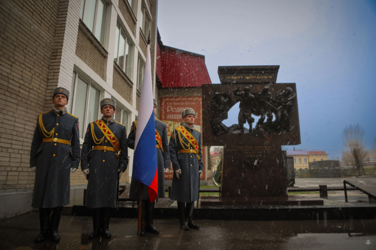 Под руководством Первого заместителя начальника военной академии Росгвардии полковника Ивана Захарова состоялся комплекс мероприятий, приуроченный ко дню ветеранов войск правопорядка