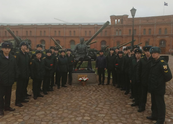 Преподаватели и курсанты - члены военно-научного кружка кафедры огневой подготовки приняли участие в торжественных мероприятиях, посвященных 105-летию со дня рождения выдающегося советского и российского конструктора автоматического оружия Михаила Тимофеевича Калашникова