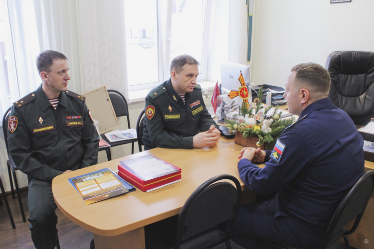 В Башкортостане начальник Военной академии Росгвардии генерал-майор Андрей Кийко провел профориентационное занятие с учащимися кадетского корпуса