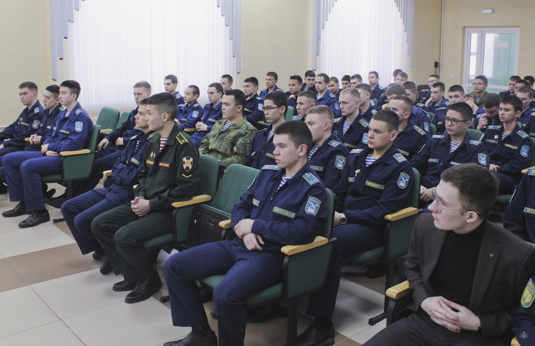 В Башкортостане начальник Военной академии Росгвардии генерал-майор Андрей Кийко провел профориентационное занятие с учащимися кадетского корпуса