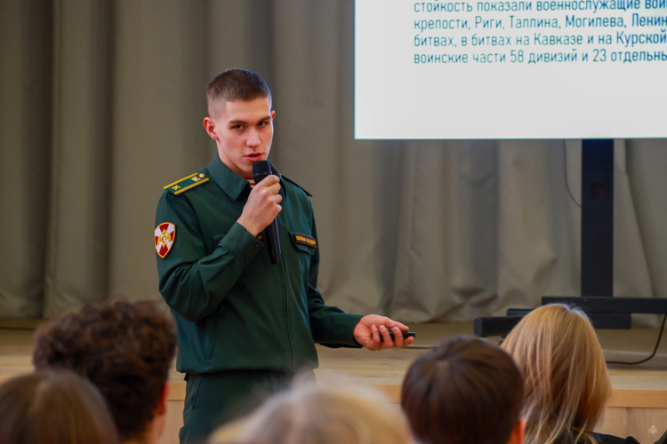 По традиции курсанты Военной академии Росгвардии регулярно проводят агитационную работу в школах и других образовательных учреждениях Санкт-Петербурга и своих родных краев.