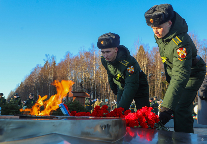 Академия войск национальной гвардии совместно с Северо-Западным округом и ГУ Росгвардии по Санкт-Петербургу и Ленинградской области на местах боёв обороны Ленинграда почтили память погибших защитников города