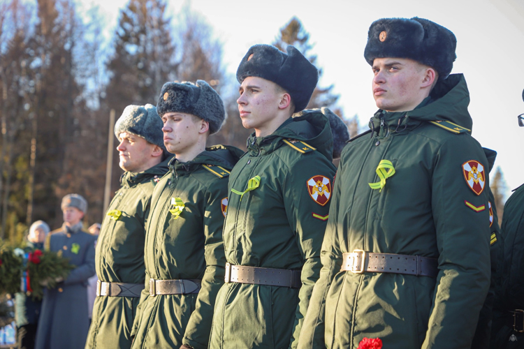 Академия войск национальной гвардии совместно с Северо-Западным округом и ГУ Росгвардии по Санкт-Петербургу и Ленинградской области на местах боёв обороны Ленинграда почтили память погибших защитников города