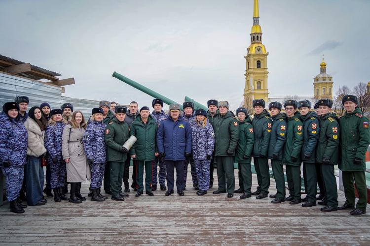 Полуденный выстрел орудия Петропавловской крепости был произведен в честь 30-летия пресс-службы Росгвардии